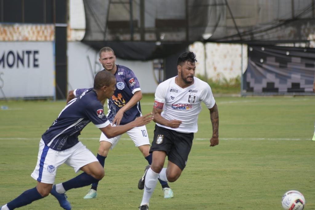 Ceilândia pressiona, mas fica no empate sem gols com o Taguatinga