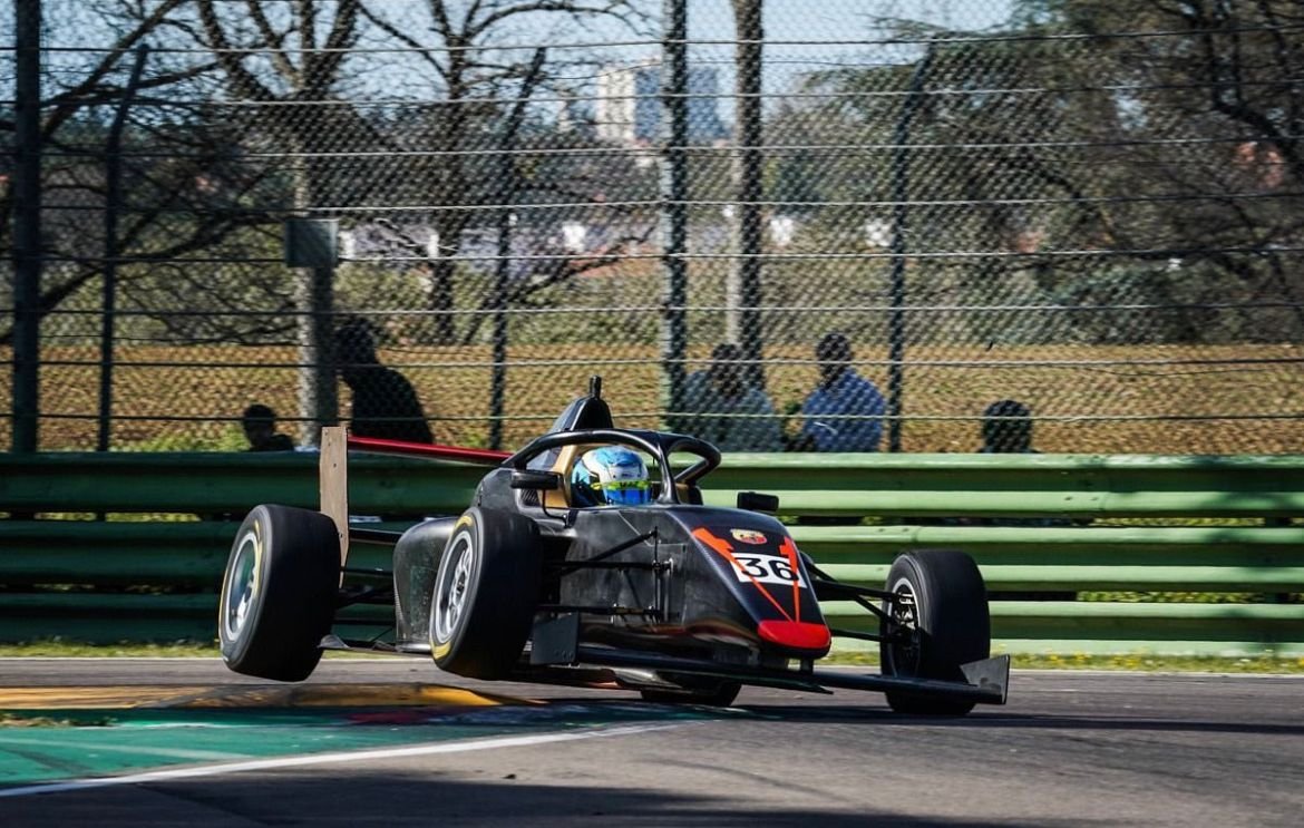 Piloto brasiliense lidera testes coletivos da F4 italiana