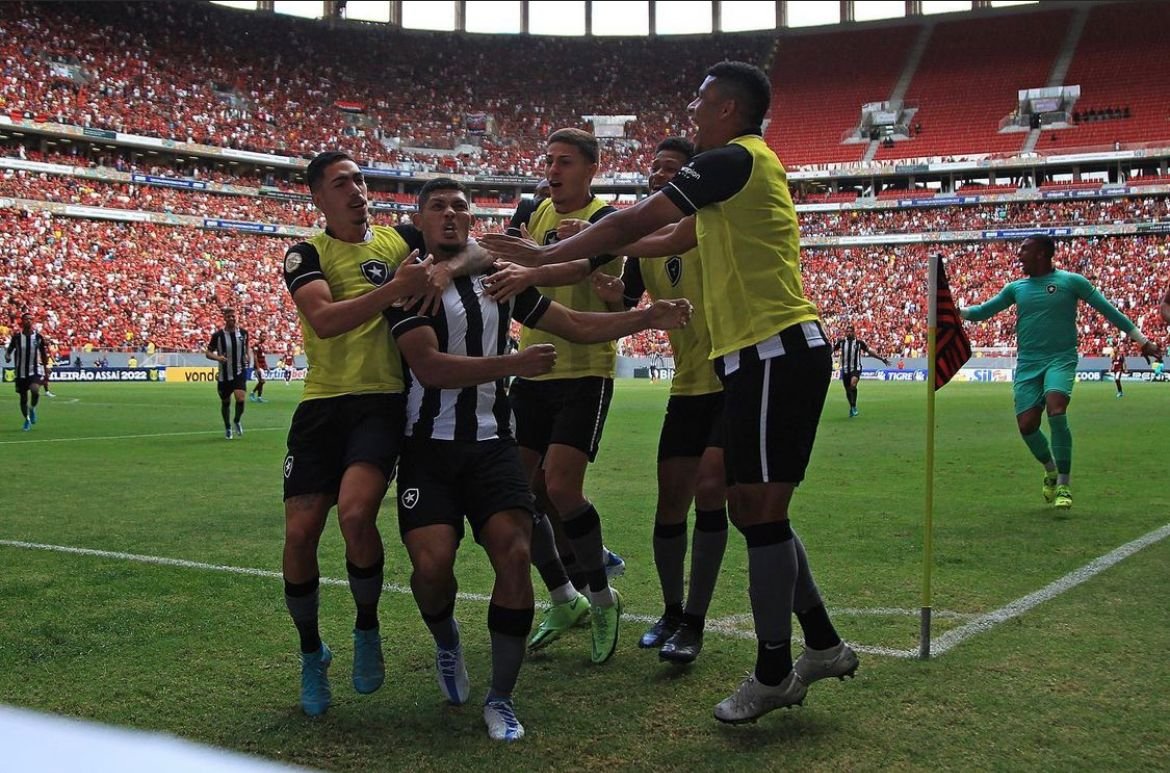 Diante de 55 mil pessoas, Botafogo vence Flamengo em Brasília