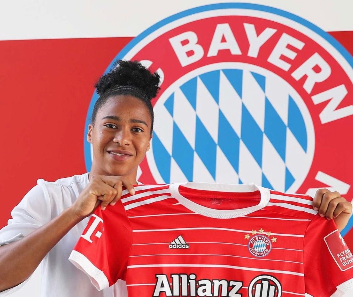 Zagueira nascida no DF se torna a primeira brasileira a vestir a camisa do Bayern de Munique