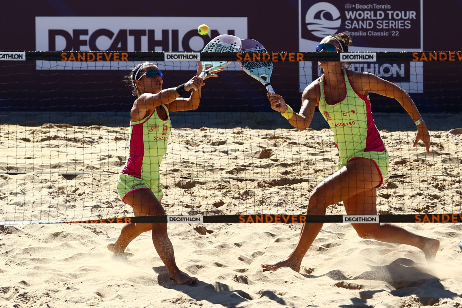 Duplas favoritas fazem semifinais femininas no torneio de Beach Tennis
