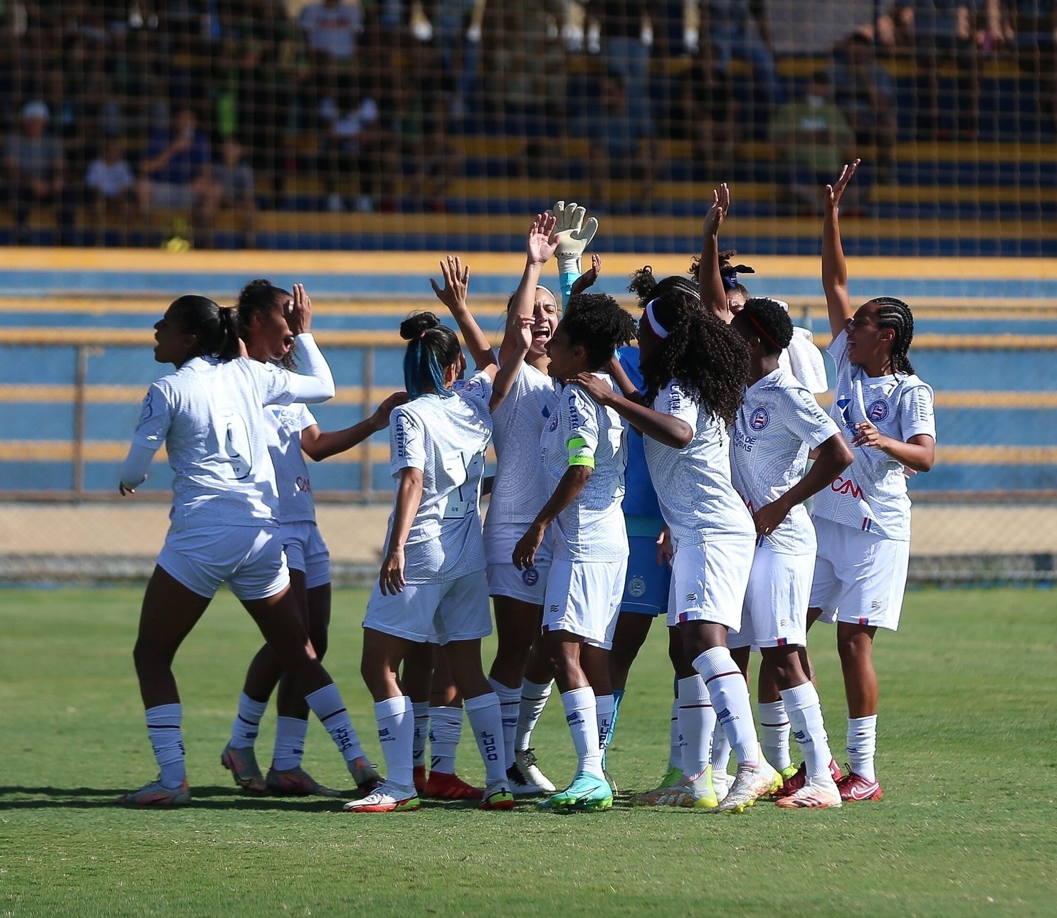 Minas perde em casa para o Bahia e sai atrás na disputa pelo acesso