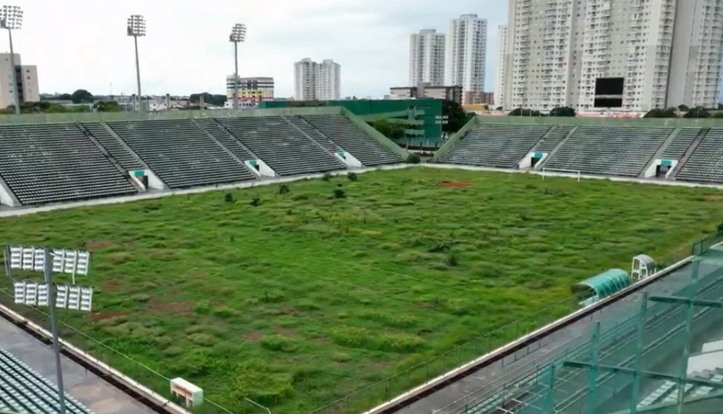 Com atraso, NOVACAP formaliza contrato de reforma do gramado do Bezerrão