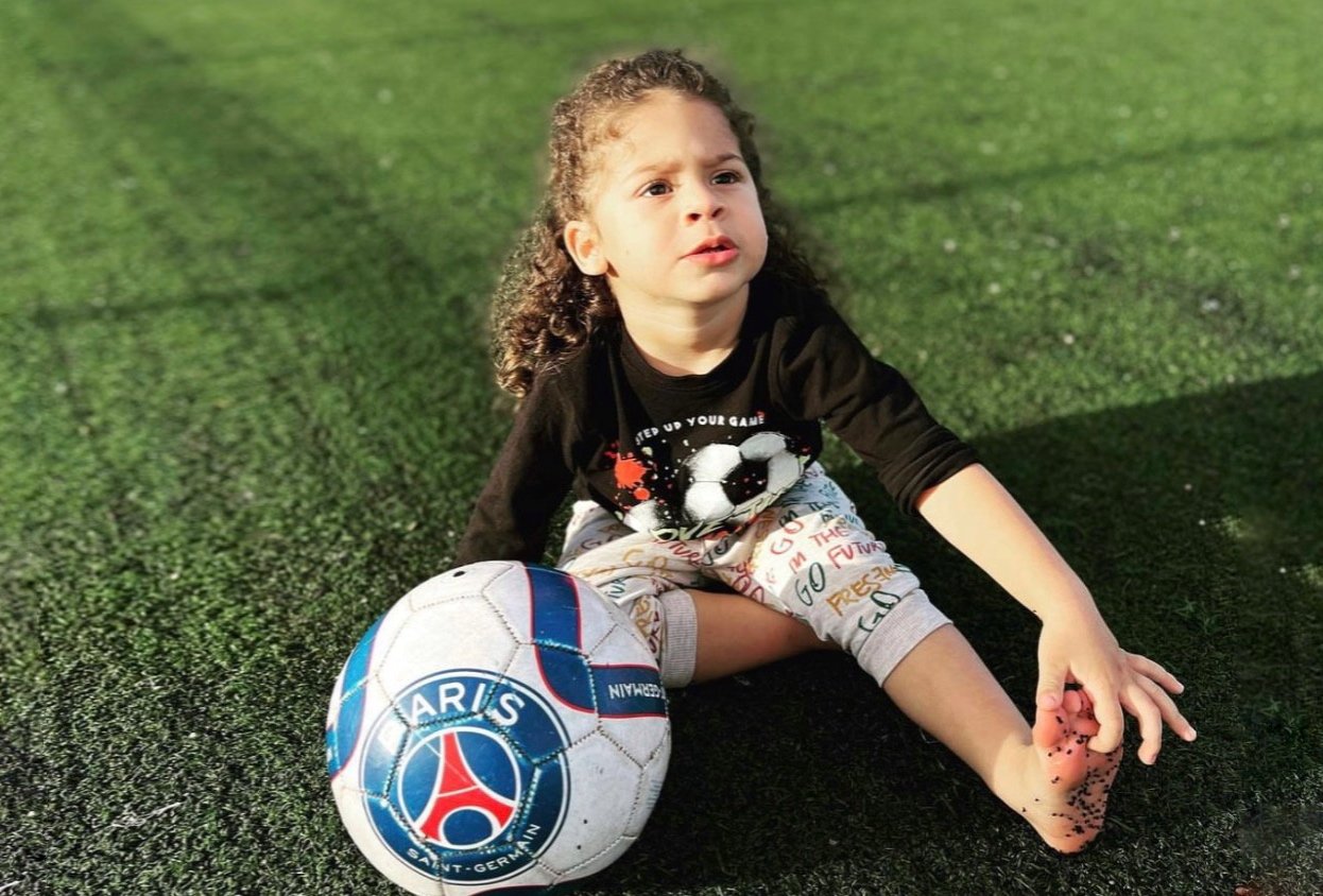 ‘Bebê craque’ viraliza por seu talento no futebol