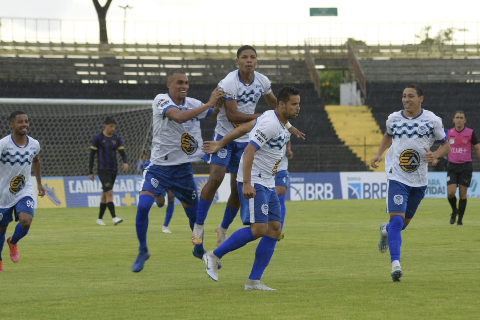 Com show de Maranhão, Taguatinga aplica goleada elástica no Samambaia