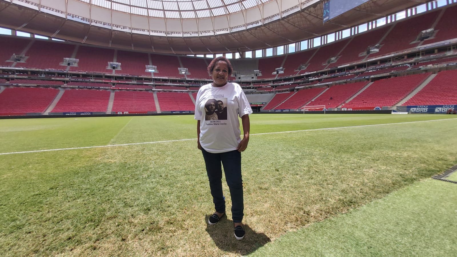 Filha de Garrincha vem a Brasília e conhece estádio que homenageia o pai