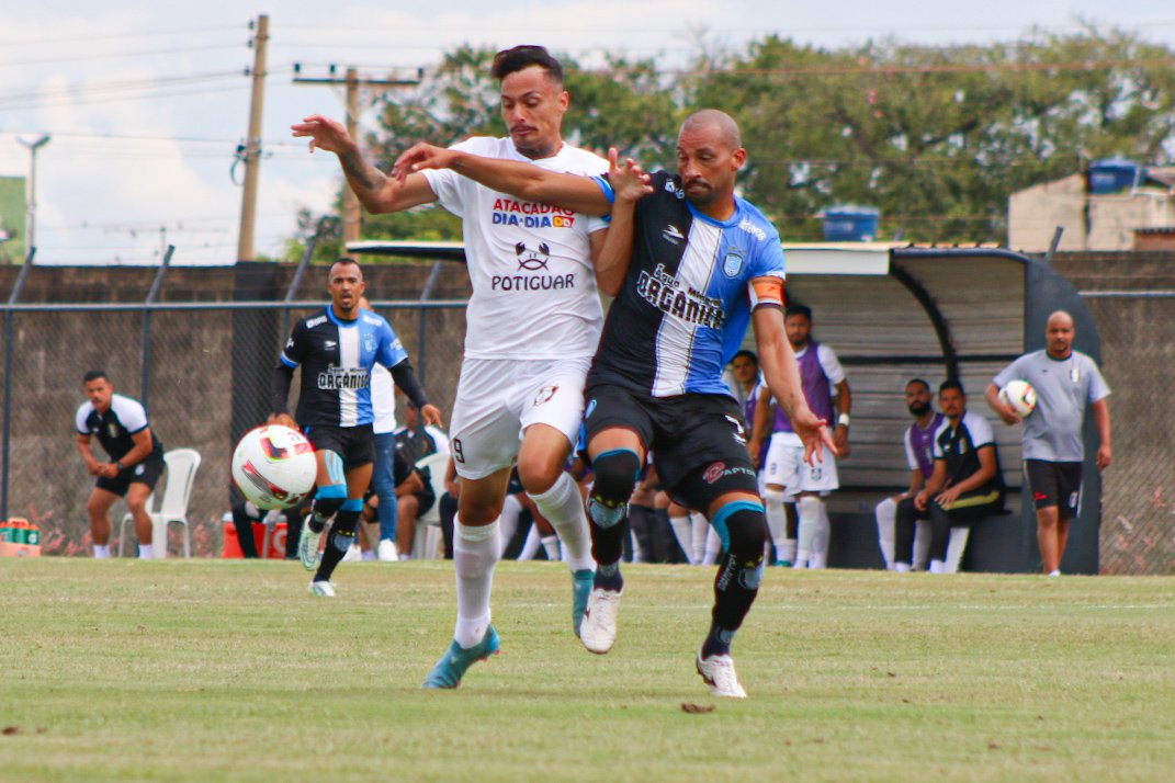 Jogo brigado termina com vitória do Coruja