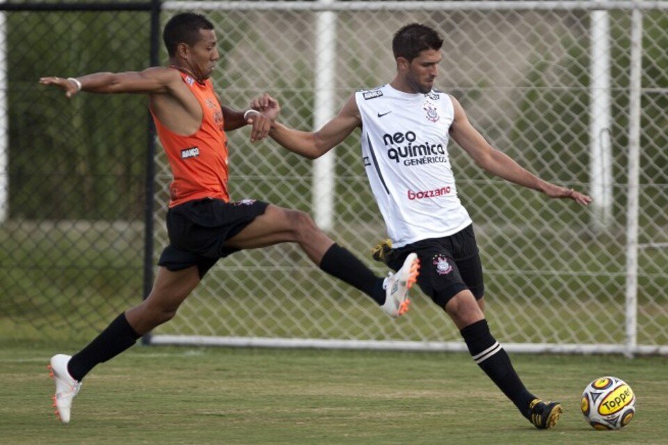 Zagueiro campeão pelo Corinthians pode chegar ao Capital