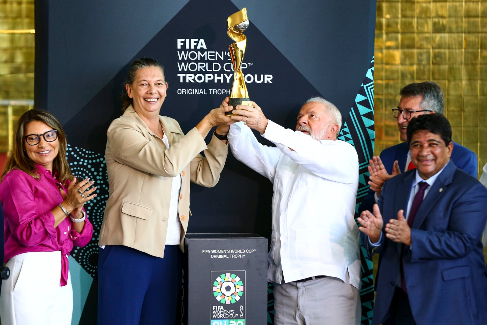 Presidente Lula recebe a taça da Copa do Mundo Feminina em Brasília