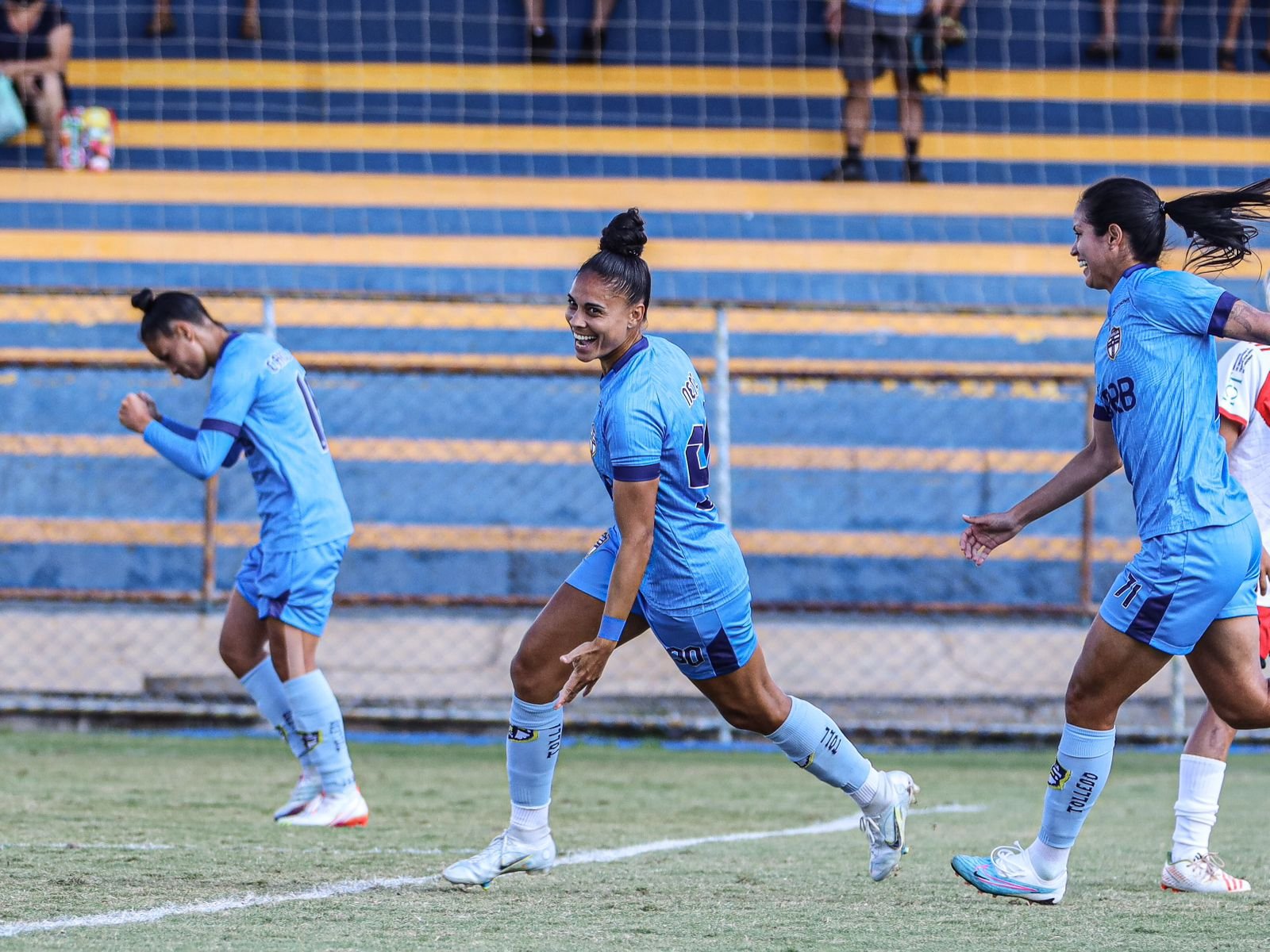Real Brasília vence bem e encosta no G-8