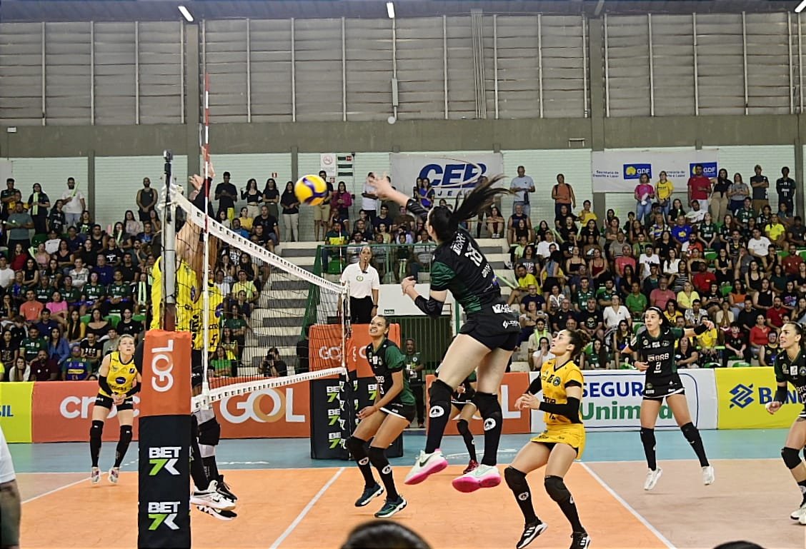 Em grande partida, Brasília Vôlei vê vitória escapar pela ponta dos dedos