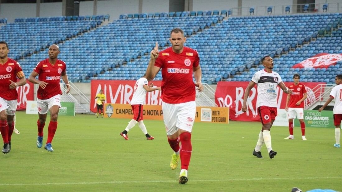 Capital oficializa contratação de artilheiro do futebol nordestino