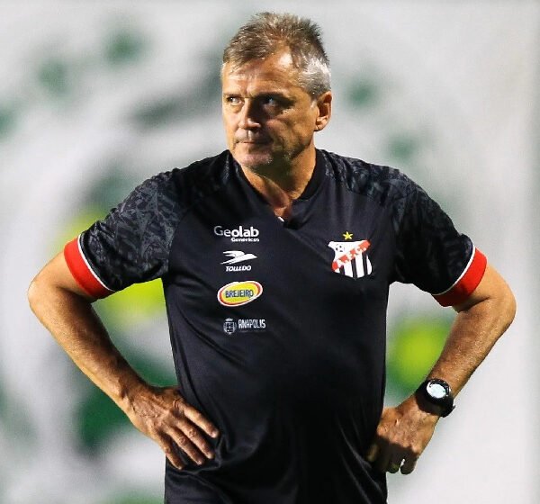 Brasiliense desliga Luis Carlos Winck após vexame no Candangão