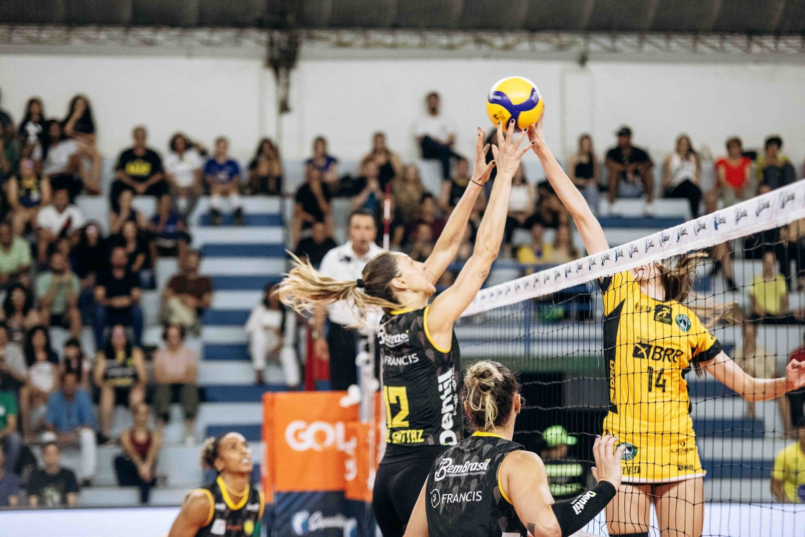 Praia Clube vence Brasília Vôlei em Uberlândia e lidera Superliga Feminina