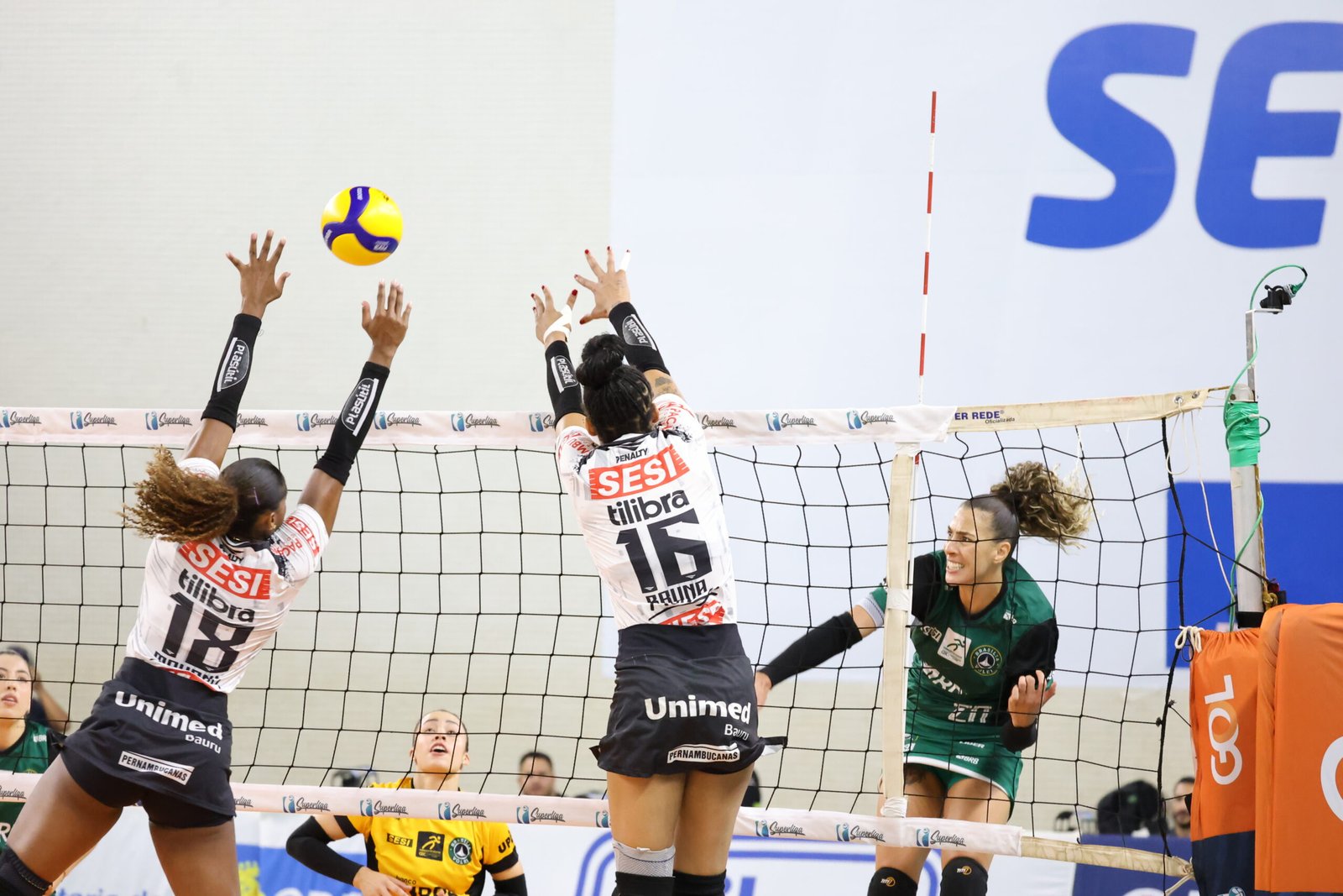 Brasília Vôlei brilha e vence SESI-Bauru em sets diretos