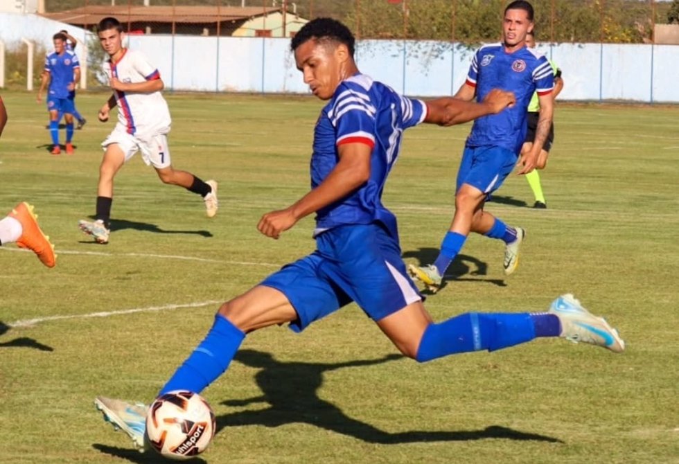 Canaã aplica goleada e assume liderança do grupo A