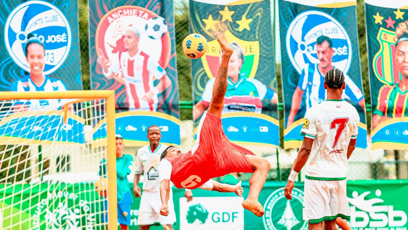 Clássico, surpresa e muitos gols dão o tom na estreia da Supercopa do Brasil Beach Soccer
