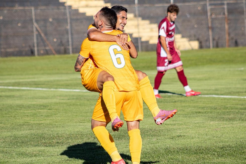 Brasiliense goleia o Brasília e é líder do Candangão