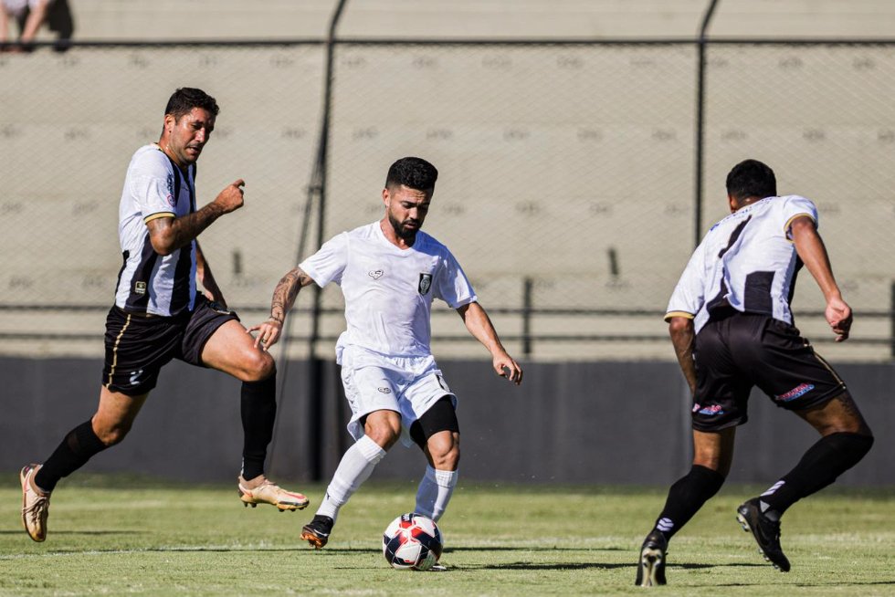 Duelo de alvinegros termina empatado no Abadião