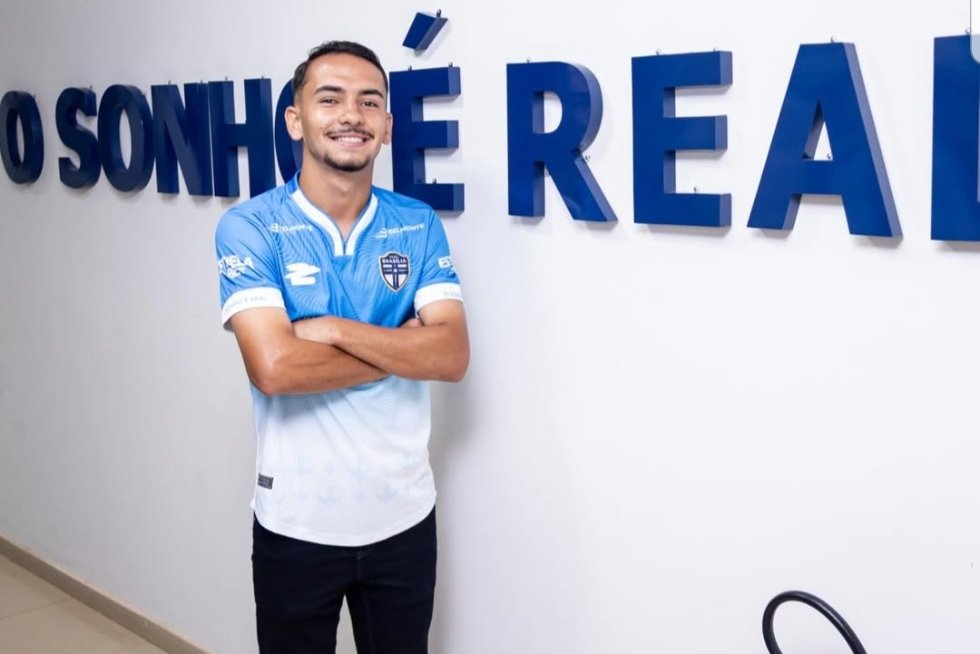 Talento da base, Ian Coelho assina contrato profissional e vai jogar o Candangão