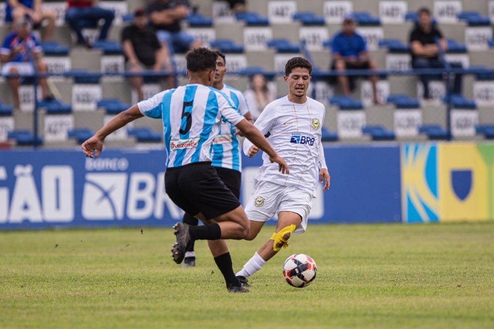 Em ritmo de treino, Samambaia passa pela Aruc e sobe para a segunda posição
