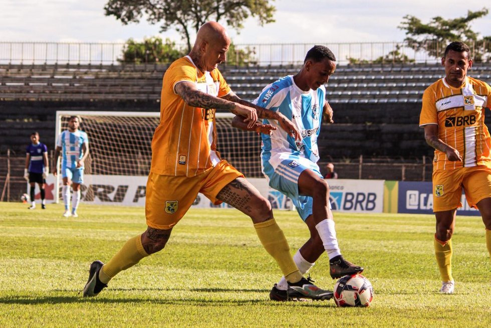 Brasiliense vence Aruc e embola a classificação para a semifinal