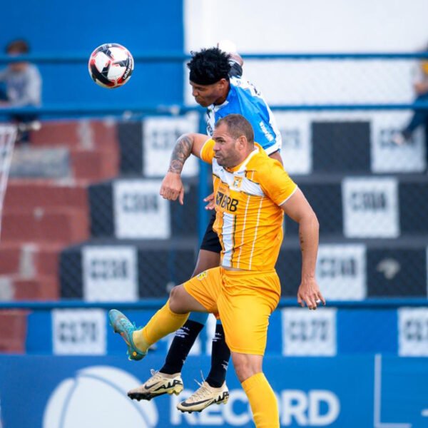 Capital e Brasiliense empatam no JK com gols no final e confusão