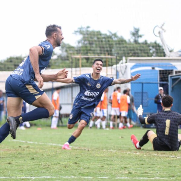 Em jogo de nove gols, Paranoá vence Real Brasília e se afasta do Z-2