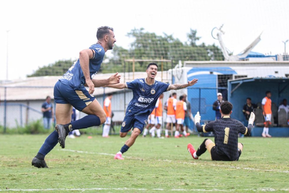 Em jogo de nove gols, Paranoá vence Real Brasília e se afasta do Z-2