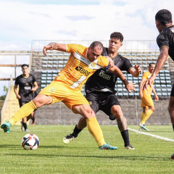 Brasiliense marca cedo, segura pressão e vence o Samambaia