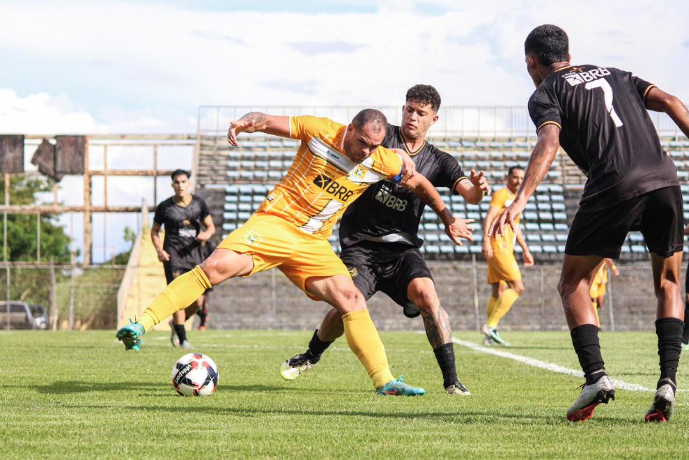Brasiliense marca cedo, segura pressão e vence o Samambaia