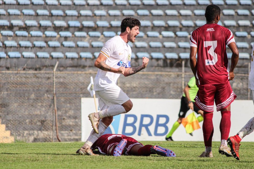Samambaia goleia, sobe para a vice-liderança e complica o Brasília