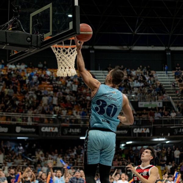 Com recorde de público, Brasília Basquete supera Flamengo no último minuto