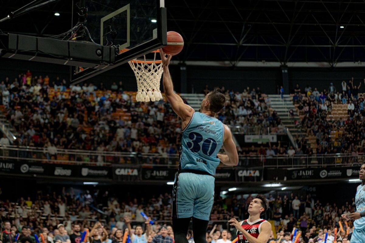 Com recorde de público, Brasília Basquete supera Flamengo no último minuto