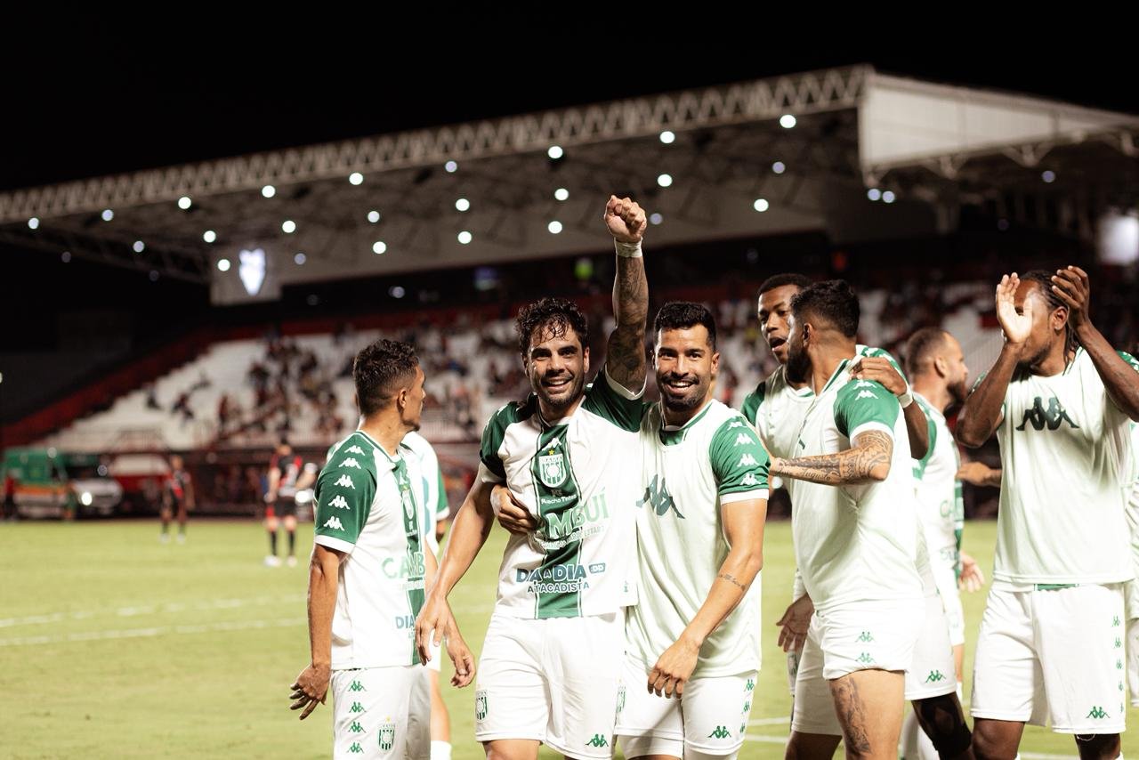 Henrique Almeida decide e Gama vira sobre o Atlético-GO