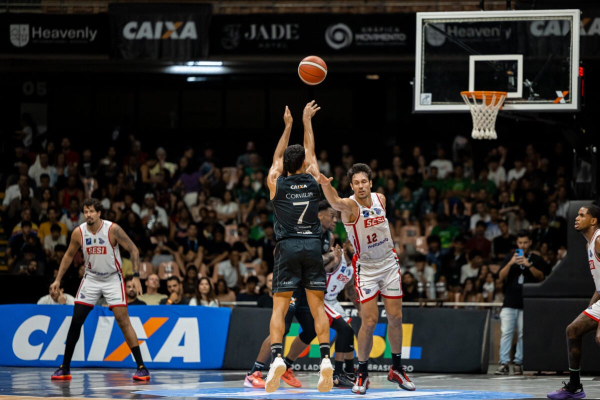 Brasília Basquete luta, mas perde para o líder Franca em casa