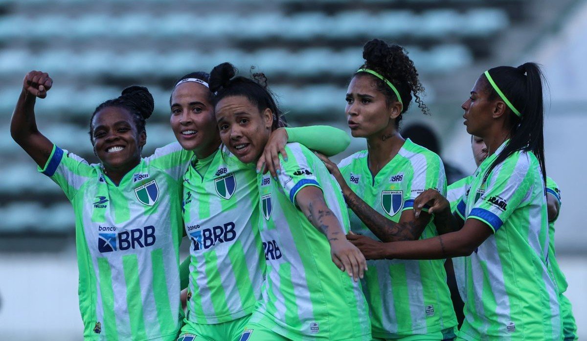 Rafaela faz dois de pênalti e Minas Brasília vence o Ação-MT na Série A2