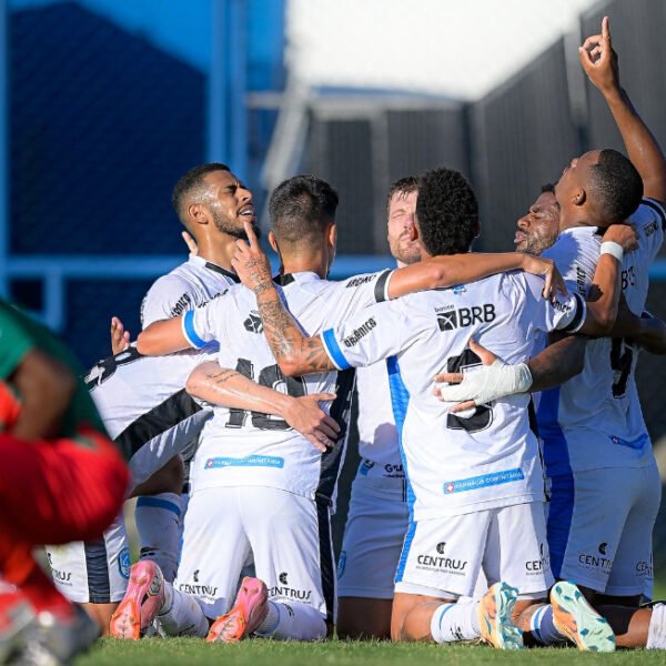 Capital joga mal, perde chances, mas vence e lidera grupo na Série D