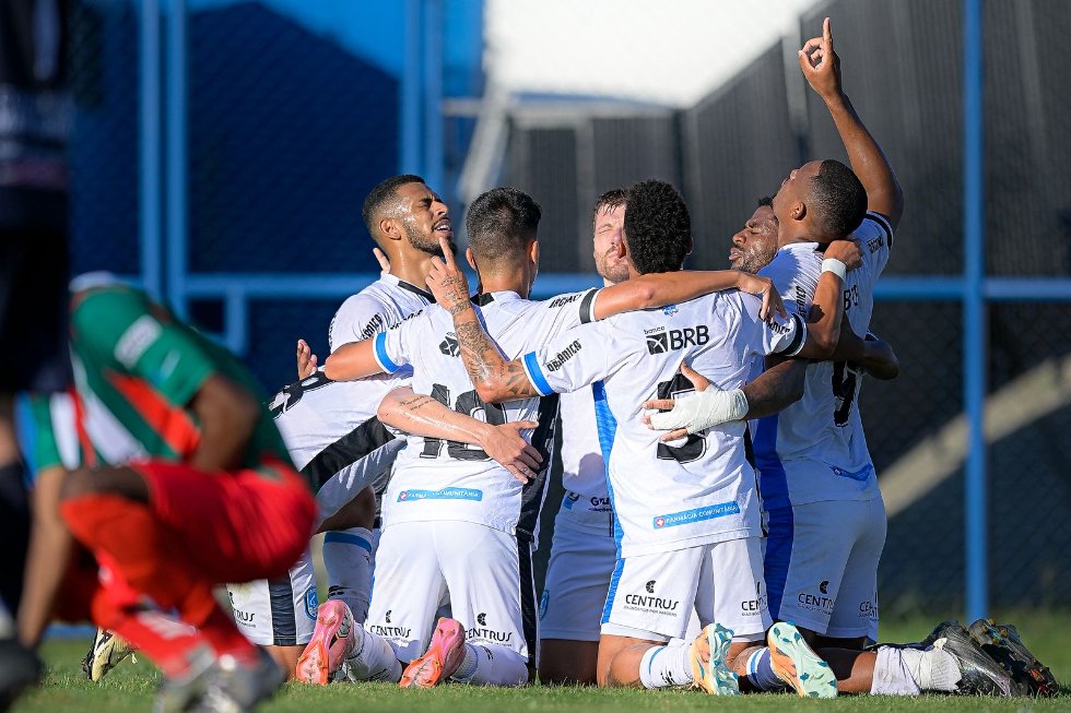 Capital joga mal, perde chances, mas vence e lidera grupo na Série D