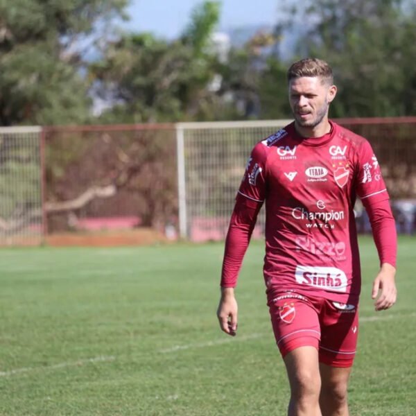 Brasiliense anuncia Marlone para sequência da temporada