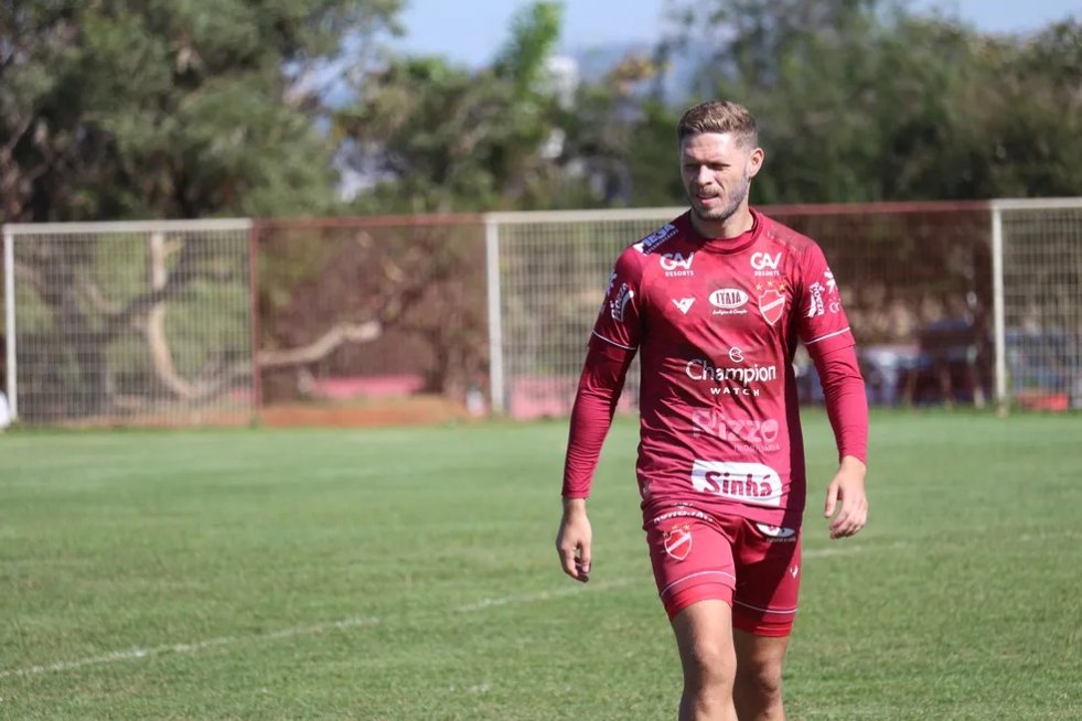 Brasiliense anuncia Marlone para sequência da temporada