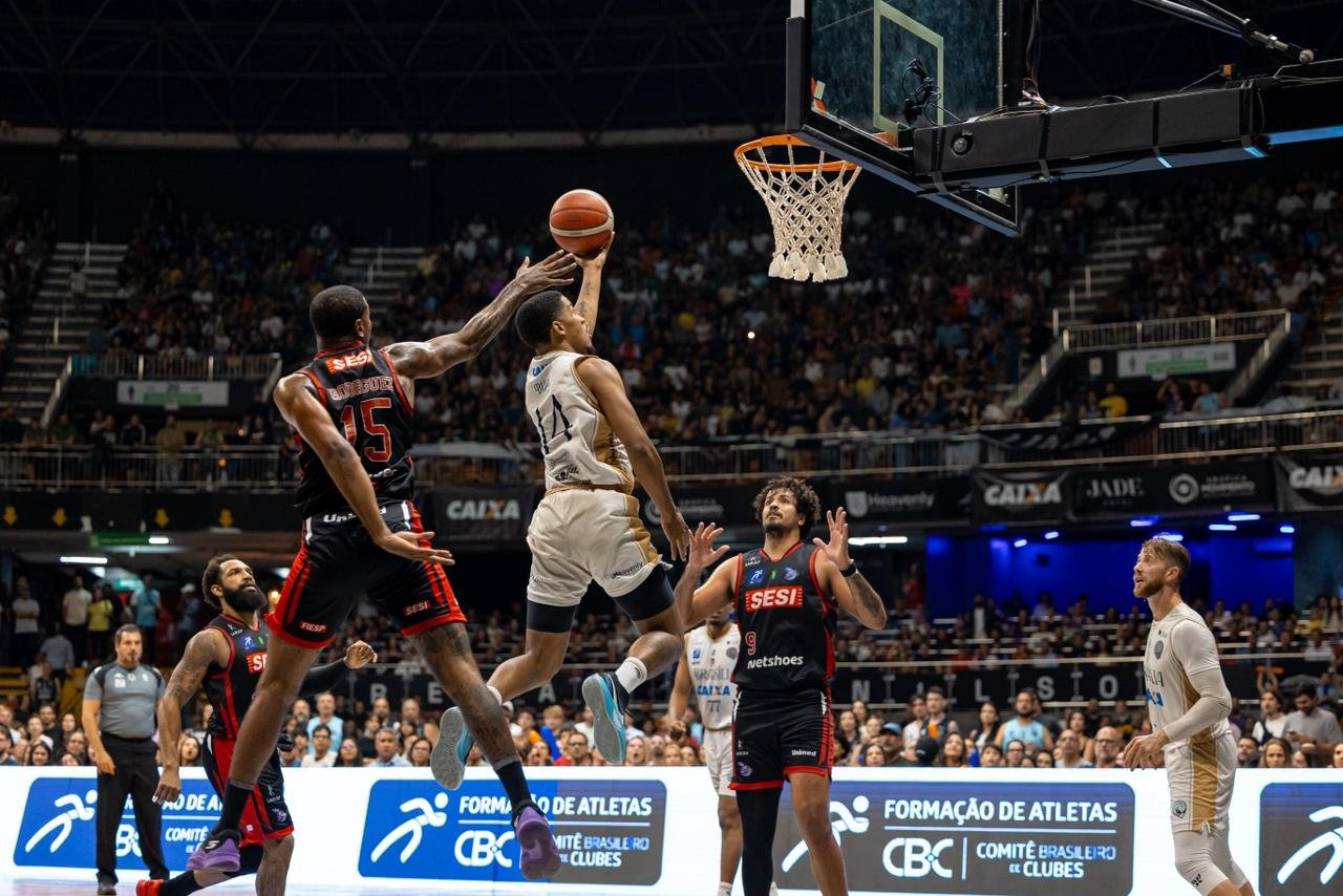 Com menor placar da história dos playoffs da NBB, Brasília vence Franca e empata série
