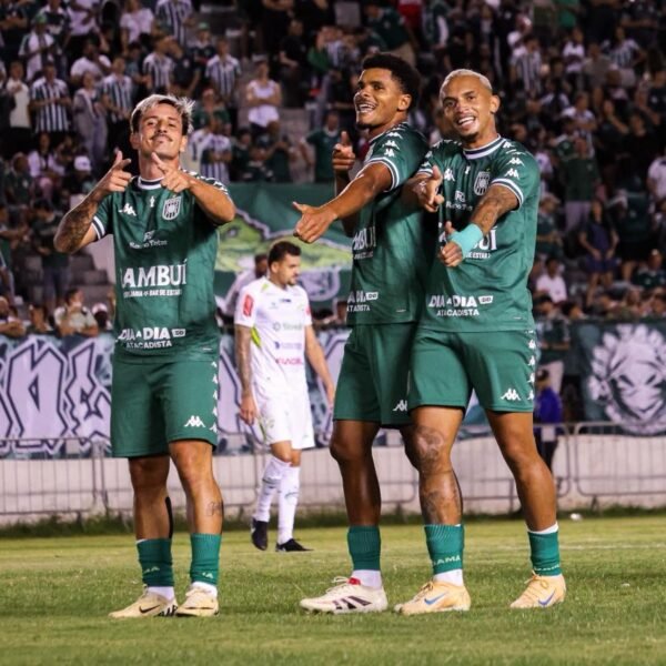 Em jogo valendo a liderança, Gama goleia em casa com direito a gol de bicicleta