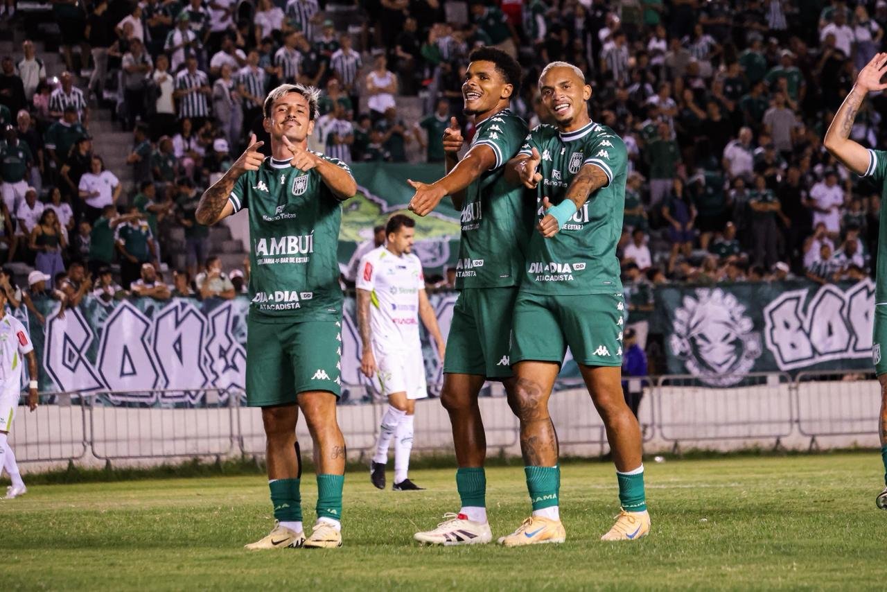 Em jogo valendo a liderança, Gama goleia em casa com direito a gol de bicicleta