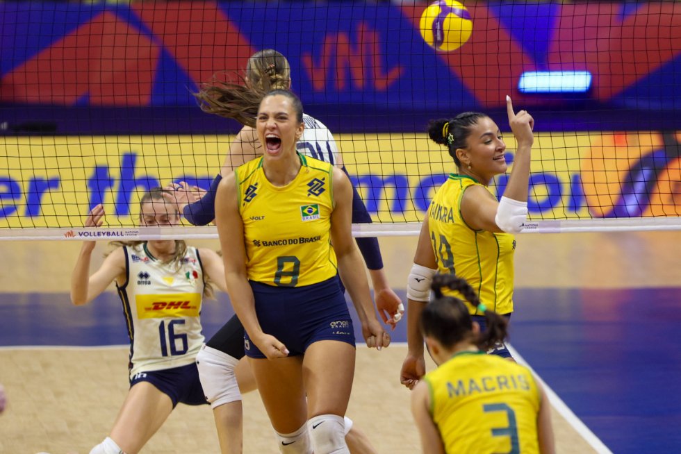 Brasil quebra série histórica e vence a tricampeã Itália em cinco sets pela VNL em Brasília
