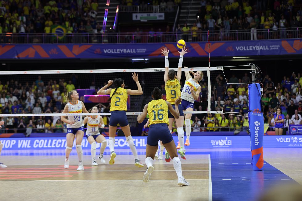 Brasil vence a Holanda na estreia da VNL e faz a festa da torcida em Brasília