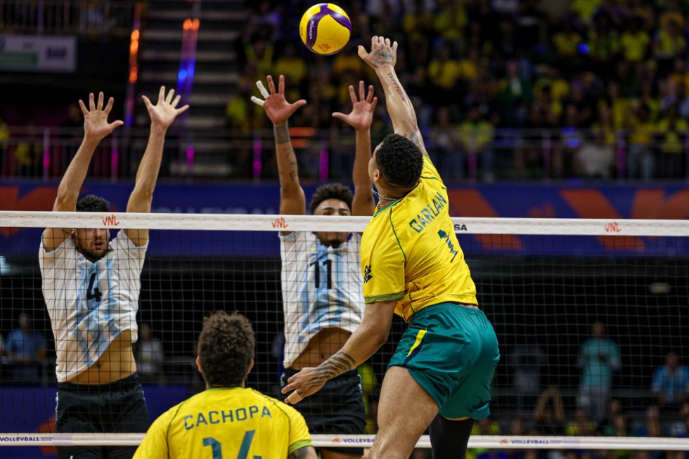 Com emoção, Brasil vira jogo e encerra etapa de Brasília invicto na VNL