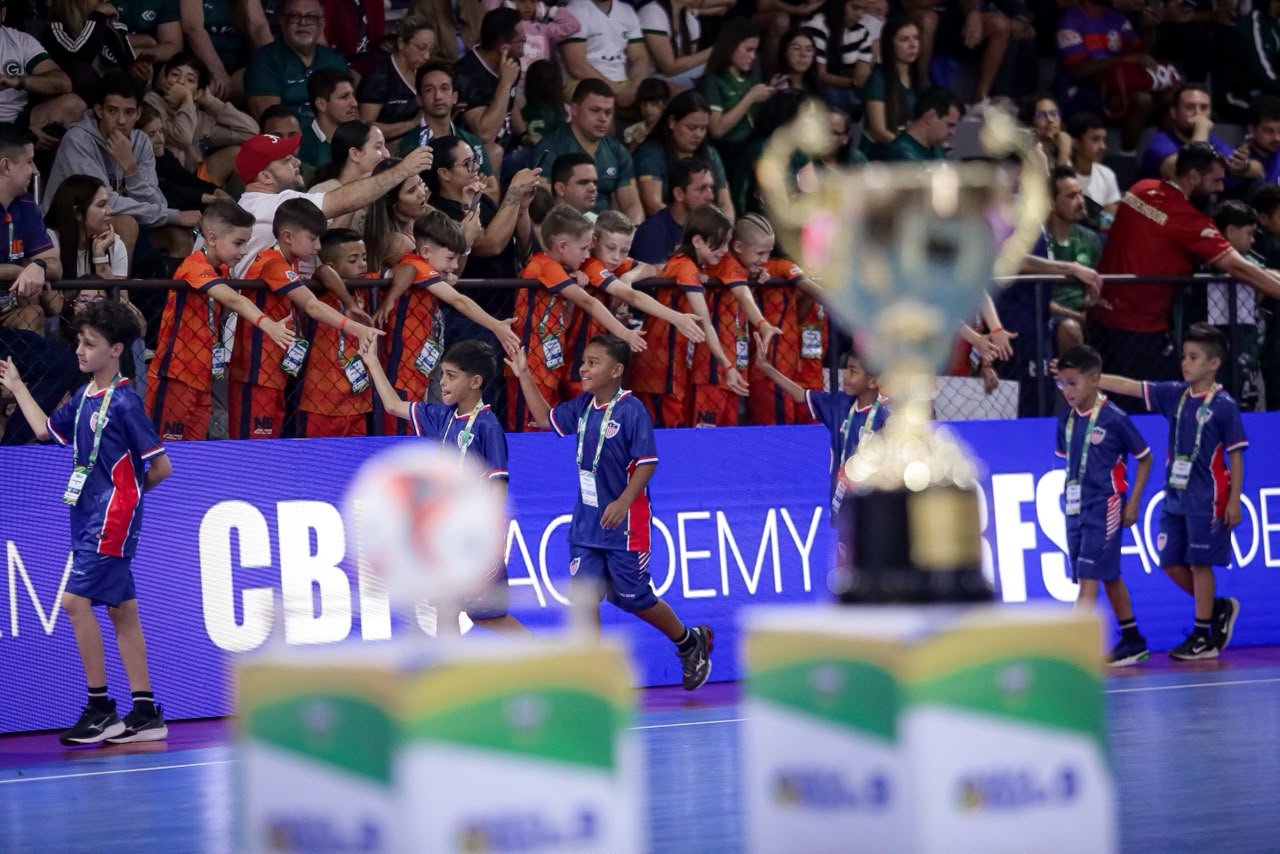 Taça Brasil de Futsal Sub-09 começa com casa cheia em Brasília