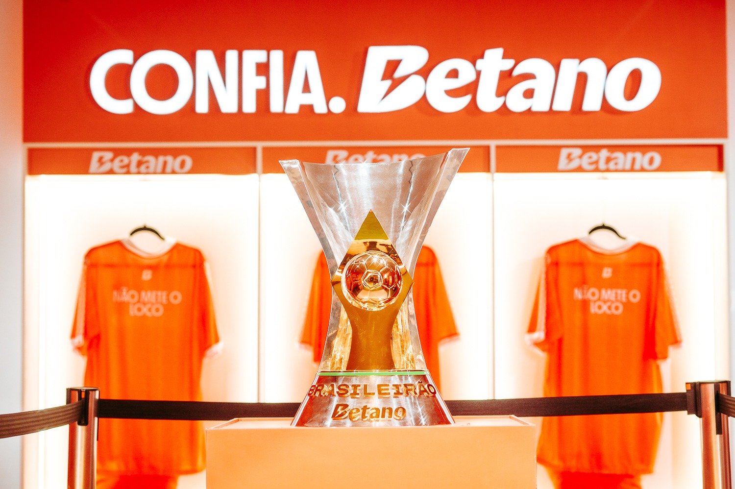 Na Praia: Taça do Brasileirão Betano chega ao festival para visitação do público