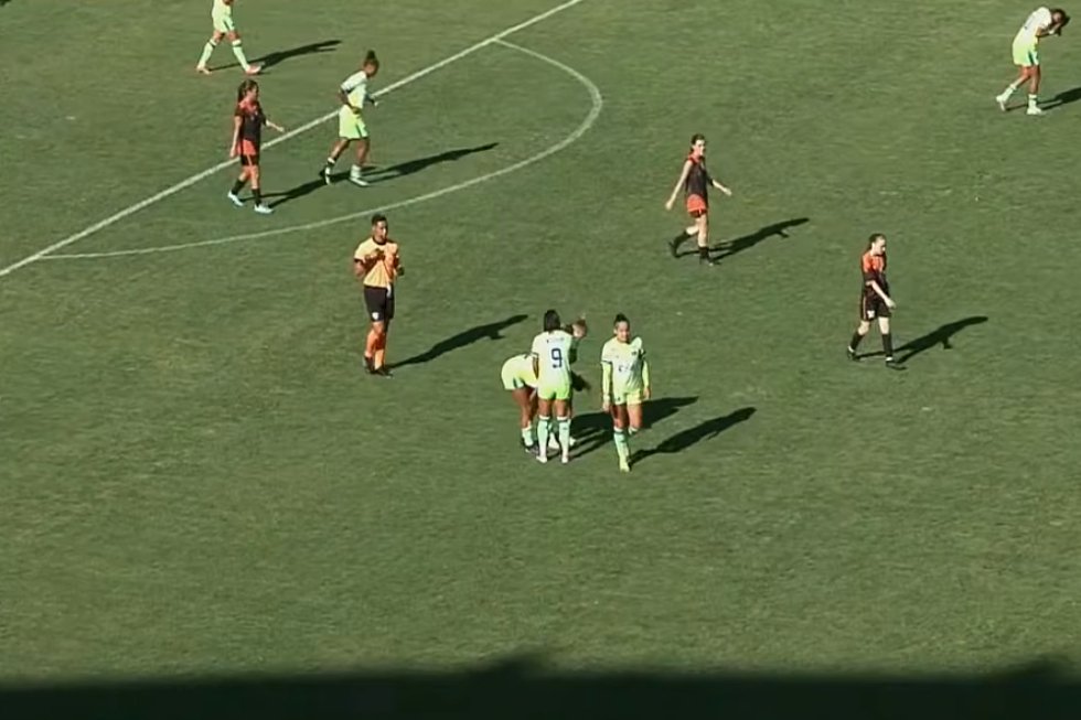 Favoritos, Minas Brasília e Cresspom goleiam em estreia do Candangão Feminino